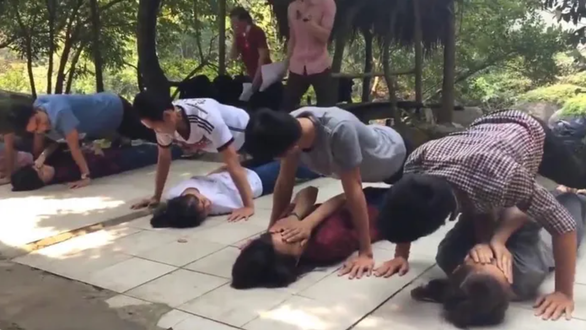 Lợi dụng giới tính, loạt trò team building phản cảm ra đời - Ảnh 6. Lợi dụng giới tính, loạt trò team building phản cảm ra đời - Ảnh 6.