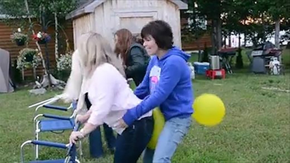 Lợi dụng giới tính, loạt trò team building phản cảm ra đời - Ảnh 7. Lợi dụng giới tính, loạt trò team building phản cảm ra đời - Ảnh 7.