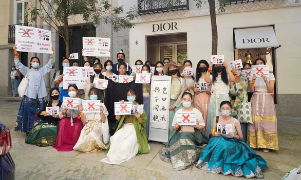 World News 1-8: Chinese people oppose fashion house Dior;  The Ukrainian grain king was killed - Photo 1.
