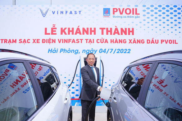 Người đi xe điện VinFast có thêm 300 điểm sạc tại cửa hàng xăng dầu của PVOIL - Ảnh 3.