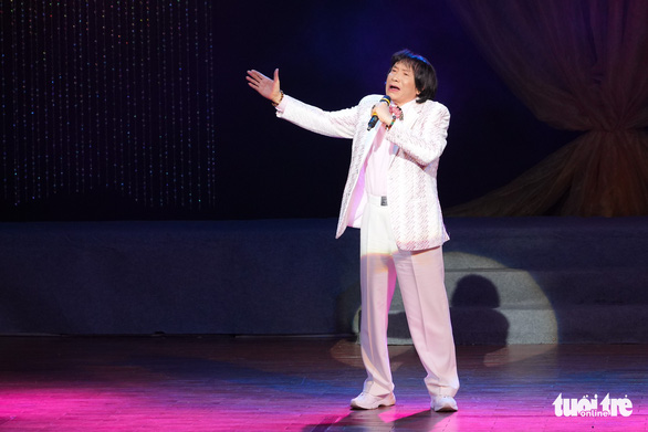 Kim Tử Long dẫn chương trình rất duyên cho đêm diễn 60 năm nghiệp hát của nghệ sĩ Bảo Quốc - Ảnh 5.