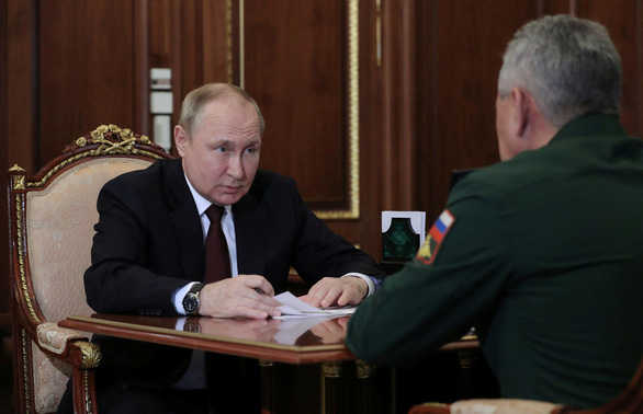 Tổng thống Putin ra lệnh tiếp tục tấn công sau khi kiểm soát toàn bộ Lugansk - Ảnh 1.