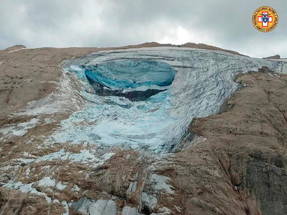 At least 6 people died when a glacier suddenly collapsed in Italy - Photo 1.
