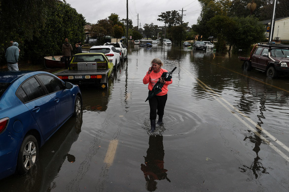Thảm họa lũ lụt ở Úc: Xe hơi đậu trên nóc nhà, 50.000 dân sơ tán - Ảnh 4.