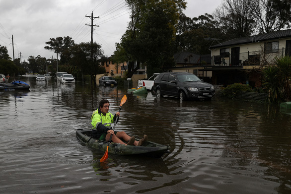 Thảm họa lũ lụt ở Úc: Xe hơi đậu trên nóc nhà, 50.000 dân sơ tán - Ảnh 1.