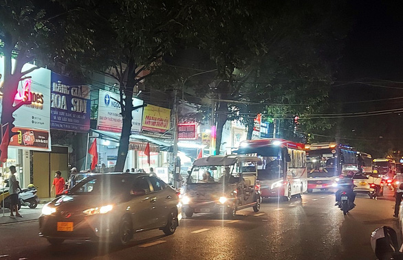 Ùn tắc giao thông trên địa bàn phường Dương Đông, Phú Quốc tính chuyện cấm đậu ôtô theo giờ - Ảnh 1.