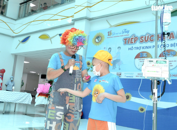 Nghệ sĩ Lệ Thủy, ca sĩ Đình Trí cùng Tuổi Trẻ trao quà cho bệnh nhi ung thư tại Bệnh viện Nhi đồng - Ảnh 5.