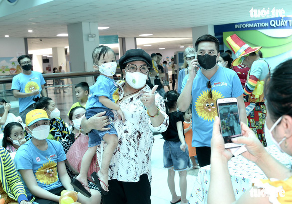 Nghệ sĩ Lệ Thủy, ca sĩ Đình Trí cùng Tuổi Trẻ trao quà cho bệnh nhi ung thư tại Bệnh viện Nhi đồng - Ảnh 1.