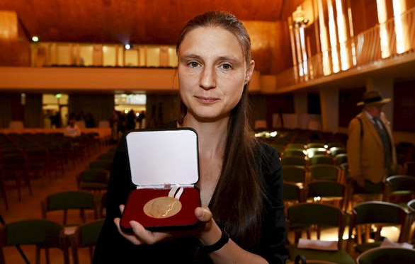 Nữ giáo sư Ukraine đoạt Nobel toán học Fields - Ảnh 1.
