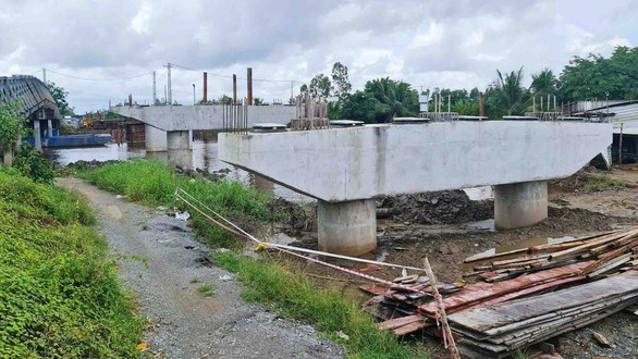 Gãy cần cẩu thi công cầu, một phụ nữ chèo đò bị đè gãy tay chân - Ảnh 1. Gãy cần cẩu thi công cầu, một phụ nữ chèo đò bị đè gãy tay chân - Ảnh 1.