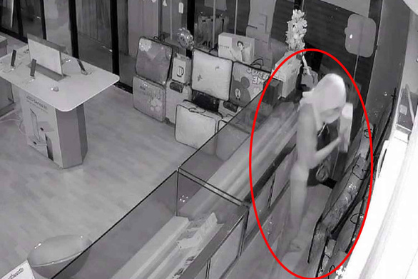 Tên trộm mặc quần lót lấy điện thoại tặng người vô gia cư gây xôn xao Thái Lan - Ảnh 1.