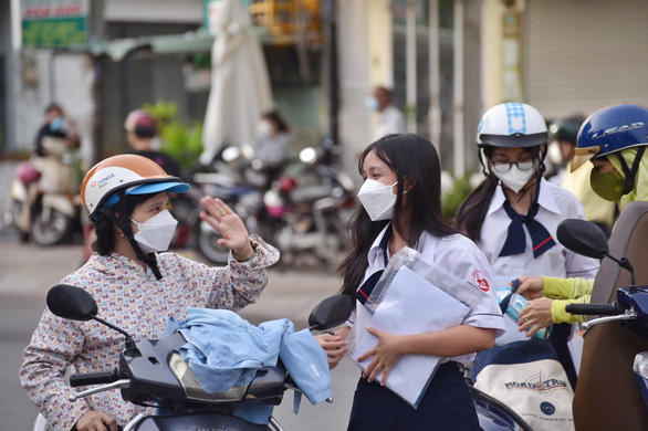 Sáng nay thi môn đầu tiên, thí sinh lại rủ nhau... đoán đề văn - Ảnh 6.