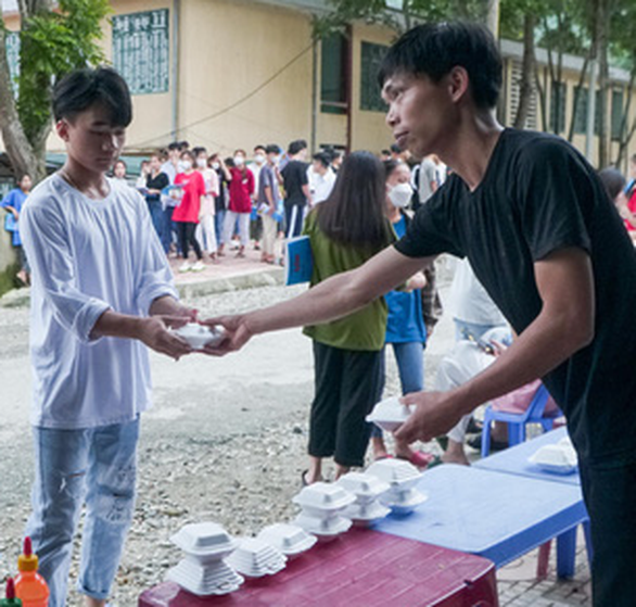 Phát xôi miễn phí cho thí sinh vùng cao - Ảnh 1.