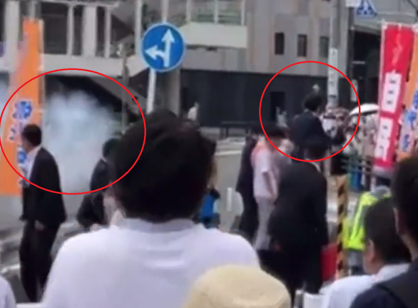 Video: Khoảnh khắc ông Abe Shinzo bị ám sát từ phía sau - Ảnh 2.