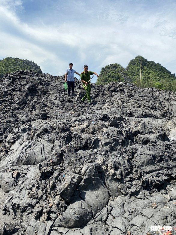 Cả ngàn mét khối bùn đen đổ trái phép cạnh vịnh Bái Tử Long - Ảnh 2.