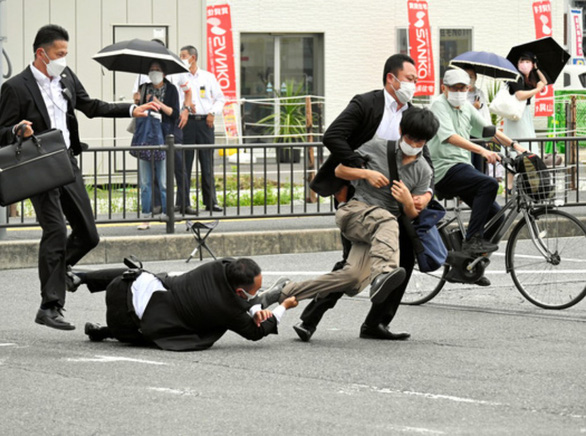 Cựu thủ tướng Abe Shinzo đã qua đời sau khi bị ám sát - Ảnh 4.