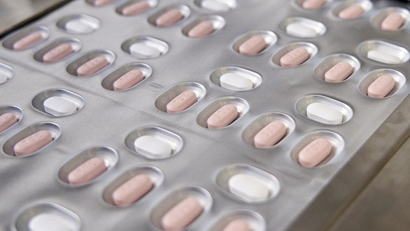FDA Mỹ cho phép dược sĩ kê đơn thuốc điều trị COVID-19 của Pfizer - Ảnh 1. FDA Mỹ cho phép dược sĩ kê đơn thuốc điều trị COVID-19 của Pfizer - Ảnh 1.