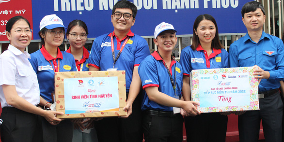 Anh Nguyễn Minh Triết tặng quà sinh viên ‘Tiếp sức mùa thi’ - Ảnh 2.