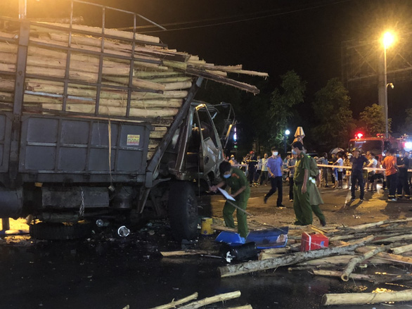 Xe khách đối đầu xe chở gỗ, nhiều người bị thương nặng - Ảnh 3.