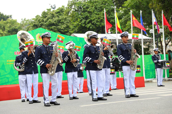 Ấn tượng Nhạc hội Cảnh sát các nước ASEAN+ 2022 tại phố đi bộ hồ Gươm - Ảnh 7.
