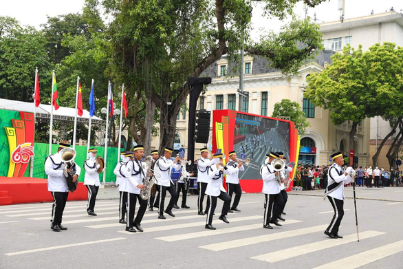 Ấn tượng Nhạc hội Cảnh sát các nước ASEAN+ 2022 tại phố đi bộ hồ Gươm - Ảnh 8.