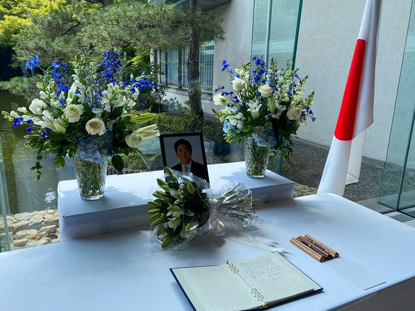 Đại sứ quán Nhật ở Hà Nội mở sổ tang tưởng niệm cố Thủ tướng Abe - Ảnh 2.