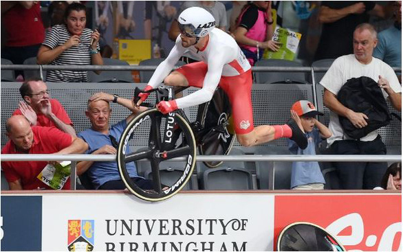 Tai nạn kinh hoàng ở cuộc đua xe đạp: Nhà vô địch Olympic lái xe leo rào... bay lên khán đài - Ảnh 5.