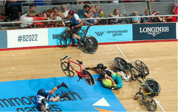 Tai nạn kinh hoàng ở cuộc đua xe đạp: Nhà vô địch Olympic lái xe leo rào... bay lên khán đài - Ảnh 7.