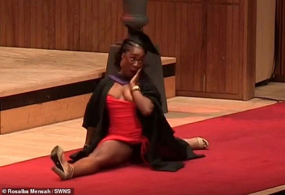 Cô gái xoạc chân trên sân khấu nhận bằng tốt nghiệp đại học - Ảnh 3.