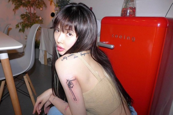 6 thần tượng K-pop khoe hình xăm ‘chất chơi - Ảnh 13. 6 thần tượng K-pop khoe hình xăm ‘chất chơi - Ảnh 13.