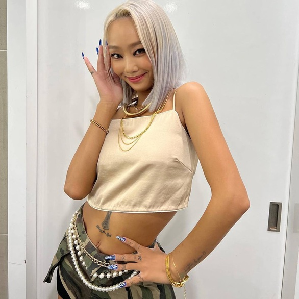 6 thần tượng K-pop khoe hình xăm ‘chất chơi - Ảnh 8. 6 thần tượng K-pop khoe hình xăm ‘chất chơi - Ảnh 8.