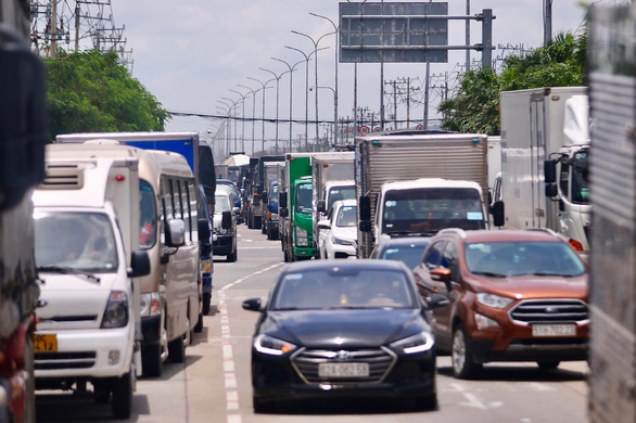 Quốc lộ 1 ùn 7km, trạm thu phí An Sương phải mở thêm làn thu tiền mặt - Ảnh 1.