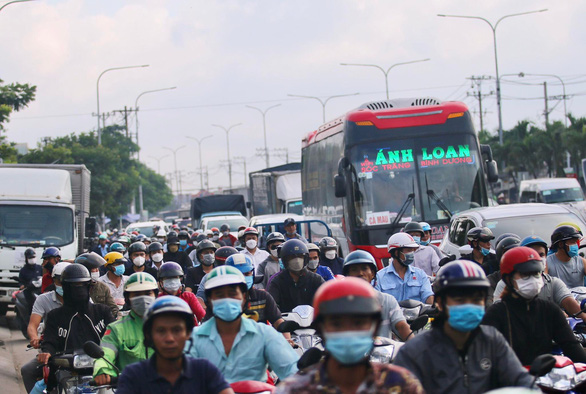 Quốc lộ 1 ùn 7km, trạm thu phí An Sương phải mở thêm làn thu tiền mặt - Ảnh 3.