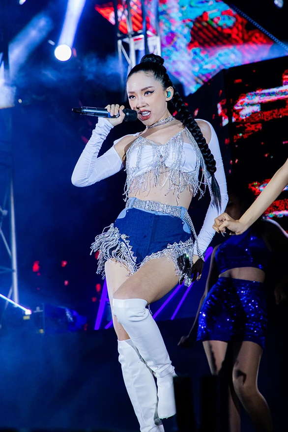 Ảnh vui sao Việt 1/8: Ngô Thanh Vân tinh nghịch bên chồng trẻ - Ảnh 7. Ảnh vui sao Việt 1/8: Ngô Thanh Vân tinh nghịch bên chồng trẻ - Ảnh 7.