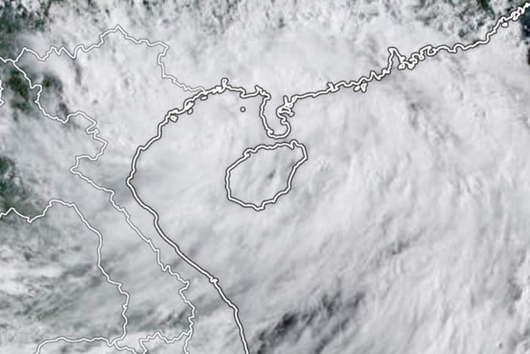 Bão số 2 đang gây mưa to, gió giật mạnh các tỉnh ven biển Bắc Bộ và Hà Nội - Ảnh 1.