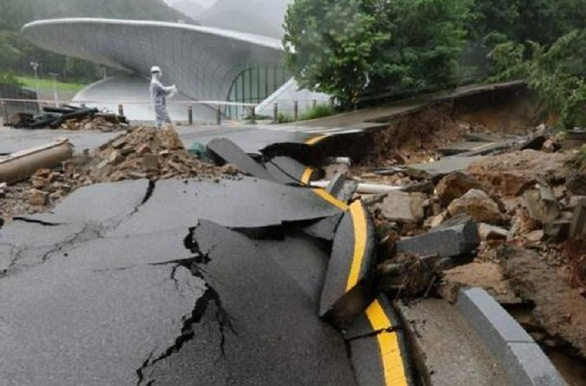 Tổng thống Hàn Quốc xin lỗi, họp bàn biện pháp khắc phục mưa lũ - Ảnh 2.