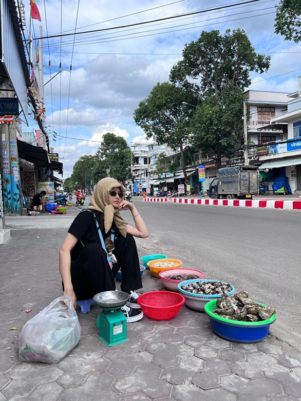 Ảnh vui sao Việt 10-8: Ca sĩ Miu Lê hóa cụ bà bán hàng rong - Ảnh 1. Ảnh vui sao Việt 10-8: Ca sĩ Miu Lê hóa cụ bà bán hàng rong - Ảnh 1.