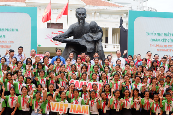 200 bạn nhỏ tham gia Liên hoan thiếu nhi Việt Nam - Lào - Campuchia - Ảnh 1.