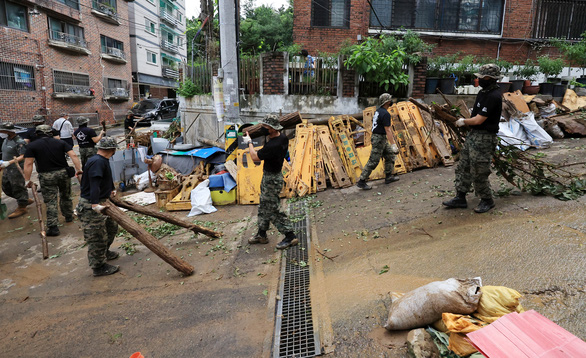 Ngập lụt như phim Parasite bộc lộ khoảng cách giàu nghèo lớn ở Hàn Quốc - Ảnh 3.