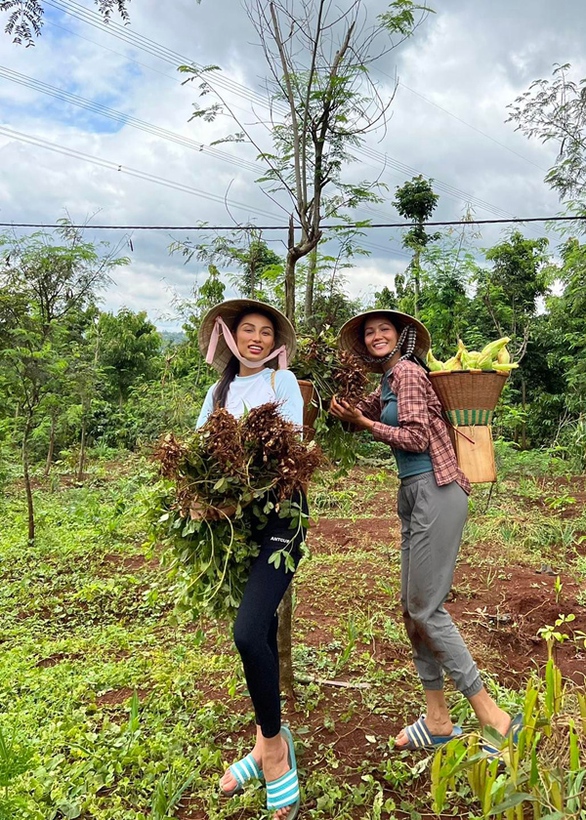 Hiếm có hoa hậu Việt nào giản dị, xuề xòa như H’Hen Niê - Ảnh 2. Hiếm có hoa hậu Việt nào giản dị, xuề xòa như H’Hen Niê - Ảnh 2.