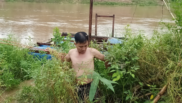 Phó chủ tịch xã lao mình ra sông cứu người giữa dòng nước lũ - Ảnh 2.