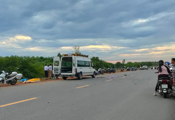 2 xe máy đối đầu trên đường Võ Chí Công, 2 người chết, 1 bị thương - Ảnh 1.