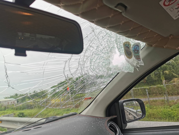 Ôtô chạy trên cao tốc TP.HCM - Trung Lương bị đá rơi trúng, vỡ kính - Ảnh 2.