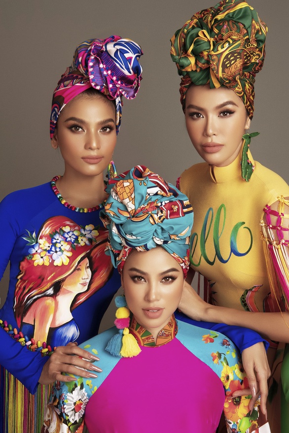 Phạm Hương, Minh Tú, Trương Thị May đọ dáng trong áo dài cách tân - Ảnh 2. Phạm Hương, Minh Tú, Trương Thị May đọ dáng trong áo dài cách tân - Ảnh 2.