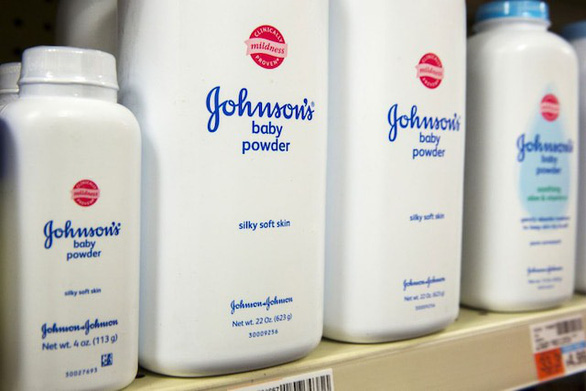 Johnson & Johnson thông báo dừng bán hoàn toàn phấn rôm trẻ em sử dụng bột talc - Ảnh 1.