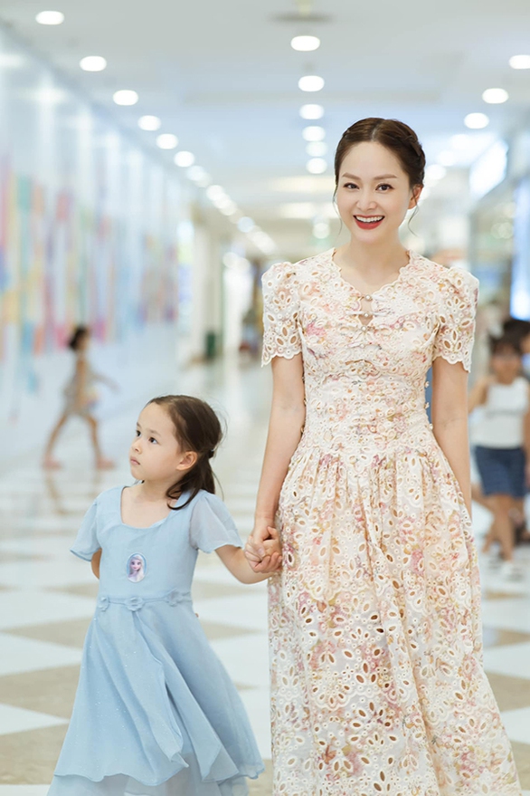 Ảnh vui sao Việt 12-8: Cát Tường leo trèo, quậy trên ngọn cây cao - Ảnh 4. Ảnh vui sao Việt 12-8: Cát Tường leo trèo, quậy trên ngọn cây cao - Ảnh 4.