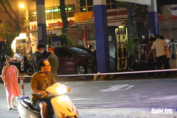 Ôtô lao vào cây xăng ở Hà Nội, ít nhất 8 người bị thương - Ảnh 2.