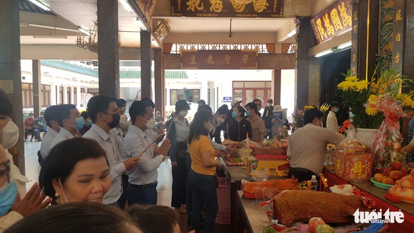 Lần đầu tiên khách hành hương được tới gần tượng Bà Chúa Xứ núi Sam - Ảnh 4. Lần đầu tiên khách hành hương được tới gần tượng Bà Chúa Xứ núi Sam - Ảnh 4.
