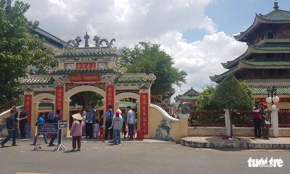 Lần đầu tiên khách hành hương được tới gần tượng Bà Chúa Xứ núi Sam - Ảnh 1. Lần đầu tiên khách hành hương được tới gần tượng Bà Chúa Xứ núi Sam - Ảnh 1.