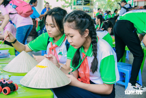 Những bông hoa nhỏ làm đại sứ hữu nghị - Ảnh 3.